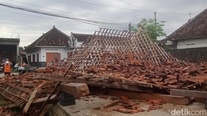 Joglo limasan desa Keprabon, Kecamatan Polanharjo, Klaten, roboh disapu angin kencang, Rabu (7/5/2025).