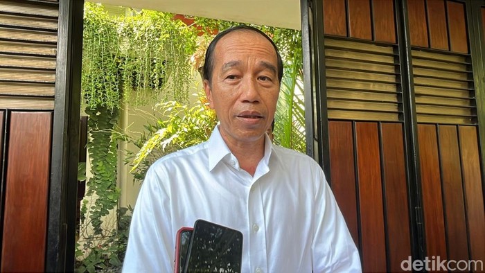 Presiden Ke-7 RI, Joko Widodo (Jokowi) saat ditemui di kediaman pribadinya di Sumber, Banjarsari, Solo, Rabu (7/5/2025).
