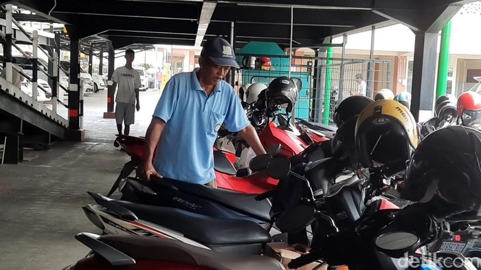 Sugianto saat ditemui di tempatnya bekerja sebagai juru parkir, Rabu (7/5/2025).