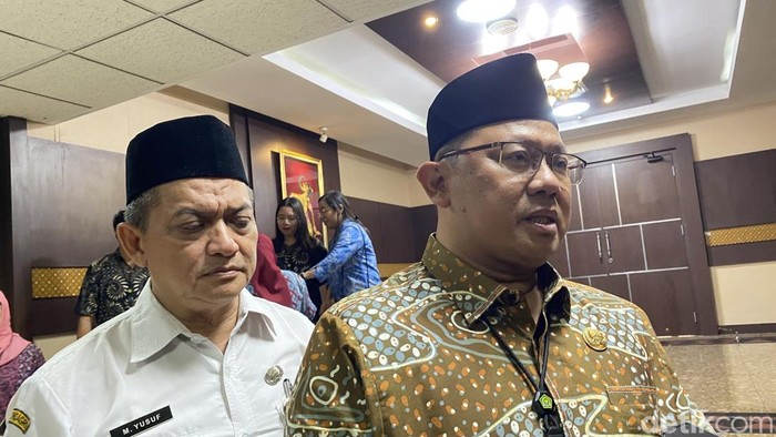 Kepala Kantor Wilayah Kementerian Agama (Kanwil Kemenag) Provinsi Jateng, Saiful Mujab (kanan) di Kantor Gubernur Jateng, Kecamatan Semarang Selatan, Rabu (7/5/2025).
