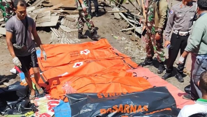 Kantong mayat berjajar di lokasi laka maut truk vs angkot di Purworejo, Rabu (7/5/2025).