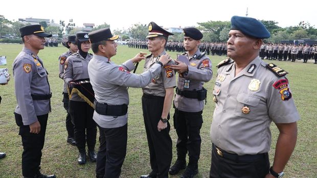 Kapolda Riau Irjen Herry Heryawan memberikan penghargaan kepada 5 personel berprestasi.