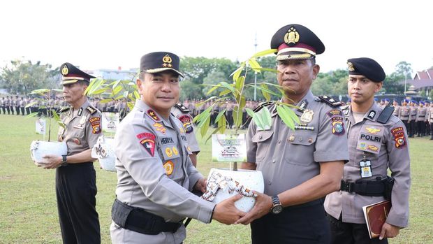 Kapolda Riau Irjen Herry Heryawan memberikan penghargaan kepada 5 personel berprestasi.