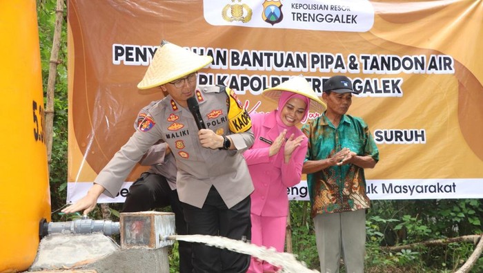 Kapolres Trenggalek AKBP Ridwan Maliki mengecek tandon air bantuan untuk masyarakat jelang musim kemarau