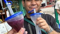 Tak hanya membeli corn dog, tapi Keanu dan Fadil juga menikmati segarnya es soda. Keanu membeli varian anggur dan Fadil menikmati Sprite. Foto: Instagram @keanuagl