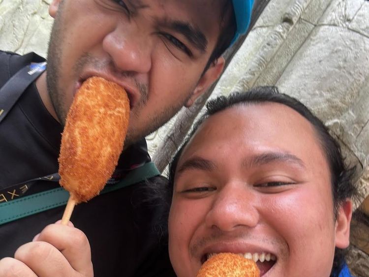 Serunya Keanu Jajan Seafood dan Makan Corn Dog Bareng Fadil Jaidi