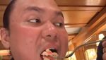 Serunya Keanu Jajan Seafood dan Makan Corn Dog Bareng Fadil Jaidi