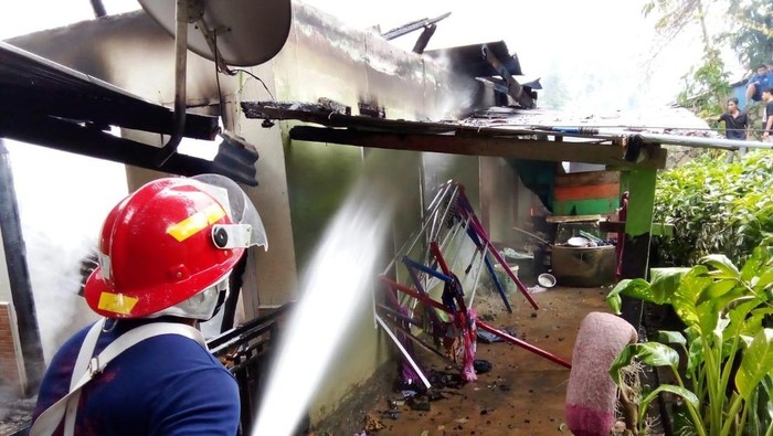 Kebakaran rumah di Kendari berujung balita tewas.
