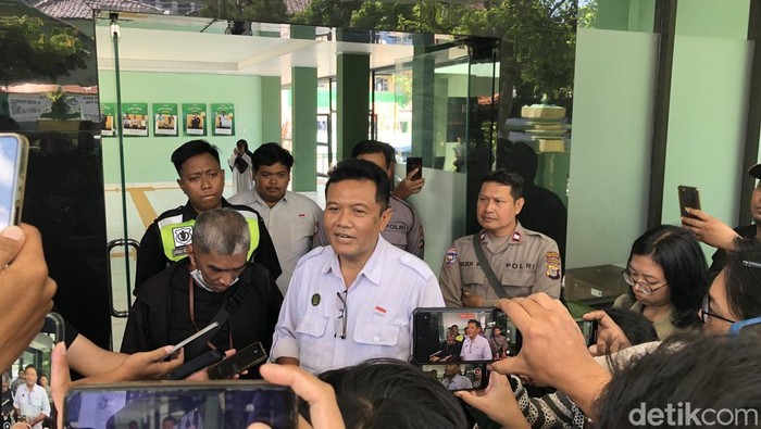 Kepala SMPN 10 Jogja Edy Thomas Suharta ditemui wartawan, Rabu (7/5/2025).