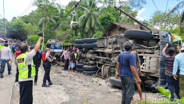 Kondisi TKP kecelakaan maut truk tabrak angkot dan rumah menewaskan 11 orang di Kalijambe, Bener, Purworejo, Rabu (7/5/2025).