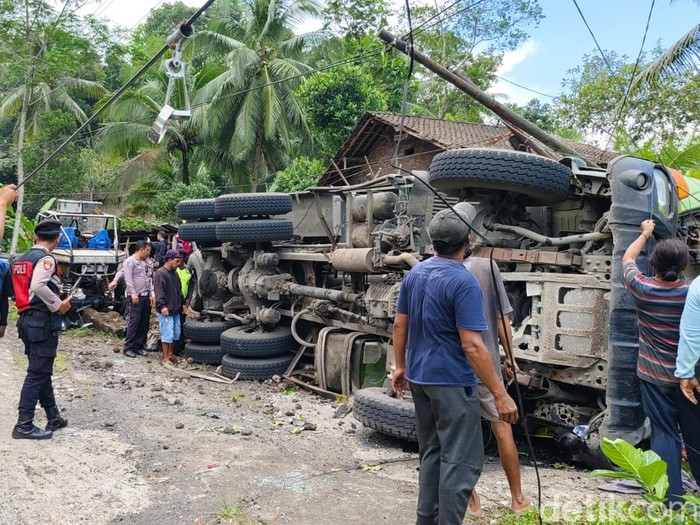 Kondisi TKP kecelakaan maut truk tabrak angkot dan rumah menewaskan 11 orang di Kalijambe, Bener, Purworejo, Rabu (7/5/2025).