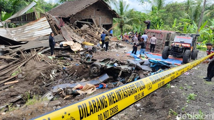 Kondisi TKP kecelakaan maut truk tabrak angkot dan rumah menewaskan 11 orang di Kalijambe, Bener, Purworejo, Rabu (7/5/2025).