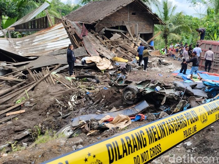 Kondisi TKP kecelakaan maut truk tabrak angkot dan rumah menewaskan 11 orang di Kalijambe, Bener, Purworejo, Rabu (7/5/2025).
