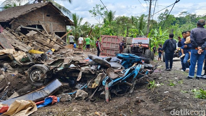 Kondisi TKP kecelakaan maut truk tabrak angkot dan rumah menewaskan 11 orang di Kalijambe, Bener, Purworejo, Rabu (7/5/2025).