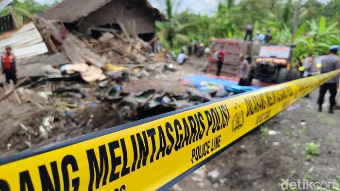 Kondisi TKP kecelakaan maut truk tabrak angkot dan rumah menewaskan 11 orang di Kalijambe, Bener, Purworejo, Rabu (7/5/2025).