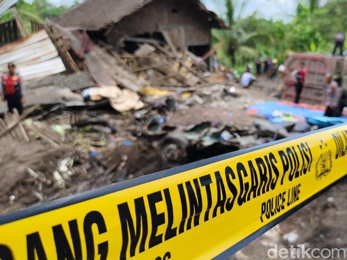 Kondisi TKP kecelakaan maut truk tabrak angkot dan rumah menewaskan 11 orang di Kalijambe, Bener, Purworejo, Rabu (7/5/2025).