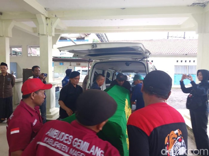 Lima jenazah korban kecelakan di berangkatkan dari RSUD dr Tjitrowardojo Purworejo menuju rumah duka masing-masing, Rabu (7/5/2025).