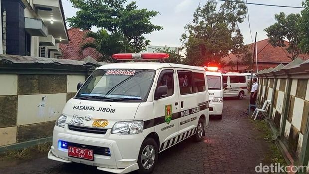Lima jenazah korban kecelakan di berangkatkan dari RSUD dr Tjitrowardojo Purworejo menuju rumah duka masing-masing, Rabu (7/5/2025).
