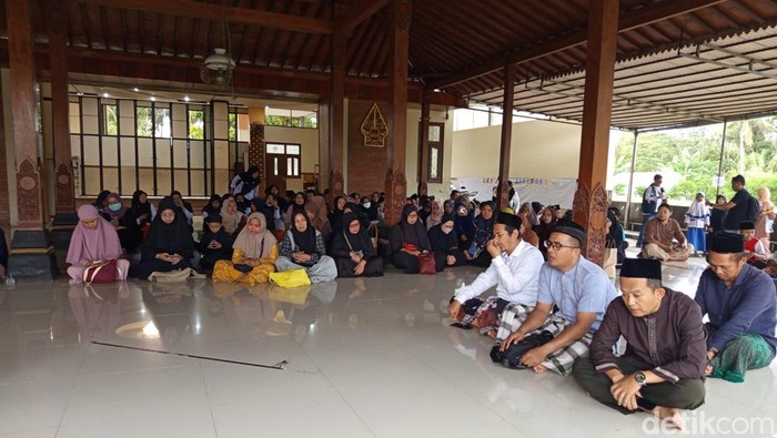 Keluarga besar wali murid SD Islam Tahfidz Quran As Syafiiyah di Cabean, Mendut, Mungkid, Kabupaten Magelang melakukan doa bersama di sekolah untuk para guru korban kecelakaan maut di Kalijambe, Purworejo, Rabu (7/5/2025).
