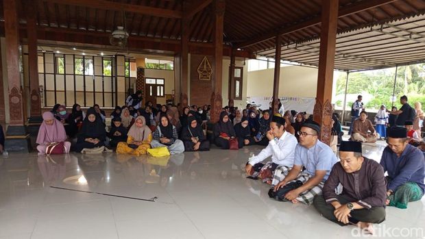 Keluarga besar wali murid SD Islam Tahfidz Qur'an As Syafi'iyah di Cabean, Mendut, Mungkid, Kabupaten Magelang melakukan doa bersama di sekolah untuk para guru korban kecelakaan maut di Kalijambe, Purworejo, Rabu (7/5/2025).