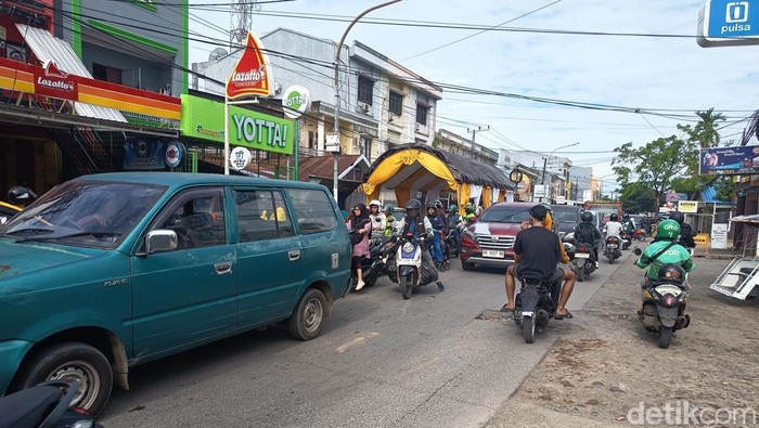 Kemacetan di Jalan Daeng Tata Raya Makassar.