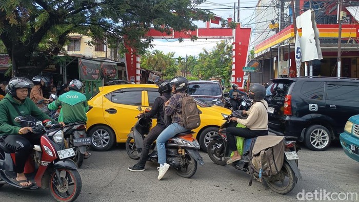 Kemacetan di Jalan Daeng Tata Raya Makassar.