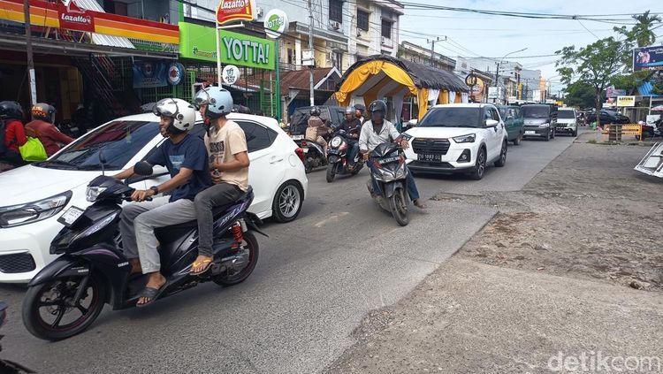 Potret Tenda Pernikahan Biang Kerok Macet Parah Jalan Daeng Tata Raya Makassar