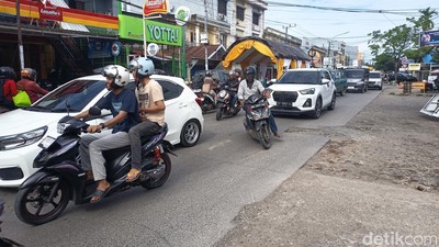 Potret Tenda Pernikahan Biang Kerok Macet Parah Jalan Daeng Tata Raya Makassar