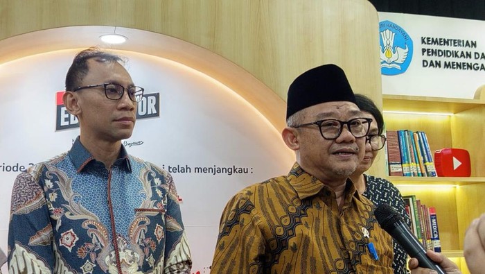 Kemendikdasmen beberkan kelebihan dan kelemahan AI di ruang kelas.