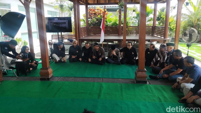 Dokter di Jogja menggelar doa bersama di rooftop RSA UGM, Rabu (7/5/2025). Mereka keberatan dengan kebijakan mutasi mendadak yang dilakukan oleh Kemenkes.