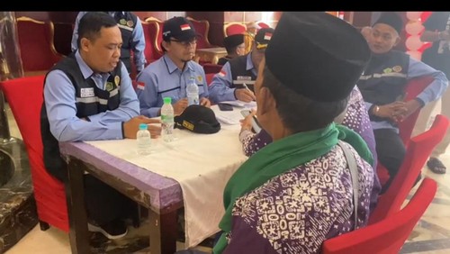 kepala daker bandara saat mendampingi jemaah yang kopernya tertahan gara-gara rokok (dok. Media Center Haji)