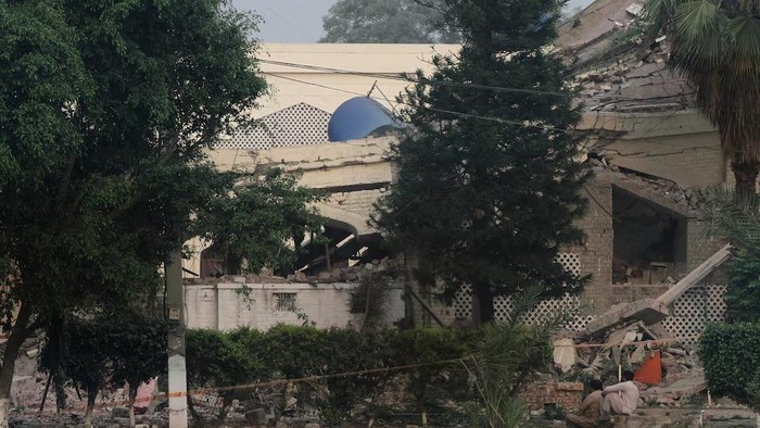 A view shows a damaged building after it was hit by an Indian strike in Muridke near Lahore, Pakistan, May 7, 2025. REUTERS/Mohsin Raza Purchase Licensing Rights