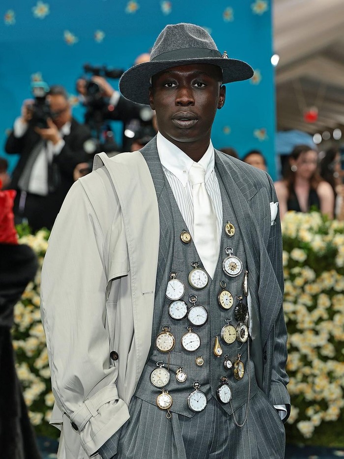 TikToker Khaby Lame tampil dengan setelan unik di MET Gala 2025.