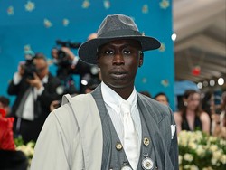 Gaya Unik Pria Terpopuler TikTok di MET Gala, Pakai Rompi dengan Belasan Jam