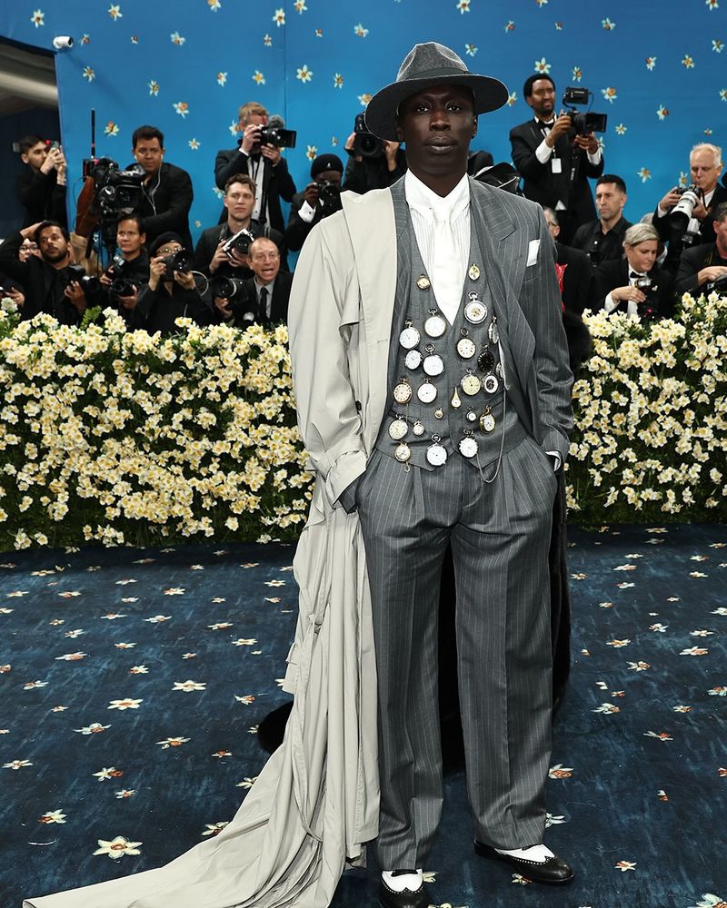 TikToker Khaby Lame tampil dengan setelan unik di MET Gala 2025.