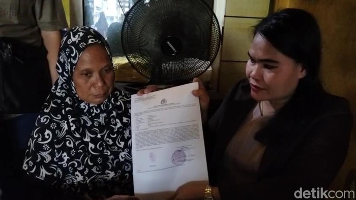 Khadijah dan kuasa hukum saat menunjukan bukti laporan polisi.