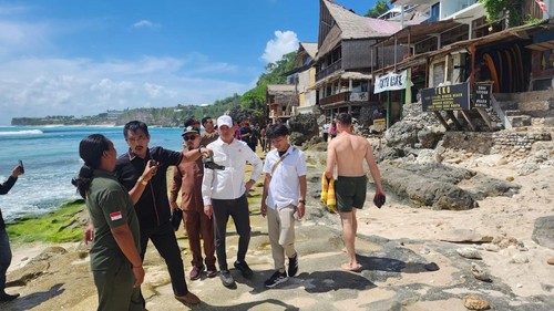 Komisi I DRPD Bali melakukan inspeksi mendadak (sidak) ke beberapa vila di tebing Pantai Bingin, Pecatu, Kuta Selatan, Badung, Bali, Selasa (6/5/2025). (Foto: Dok. Istimewa)