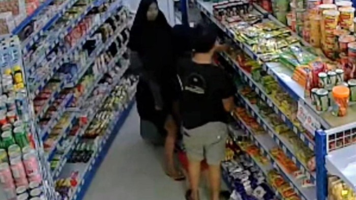 Komplotan emak-emak terekam CCTV mencuri susu formula disembunyikan di paha.
