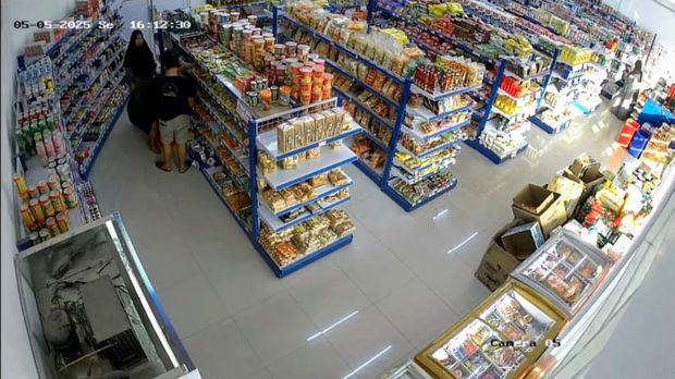 Komplotan emak-emak terekam CCTV mencuri susu formula disembunyikan di paha.