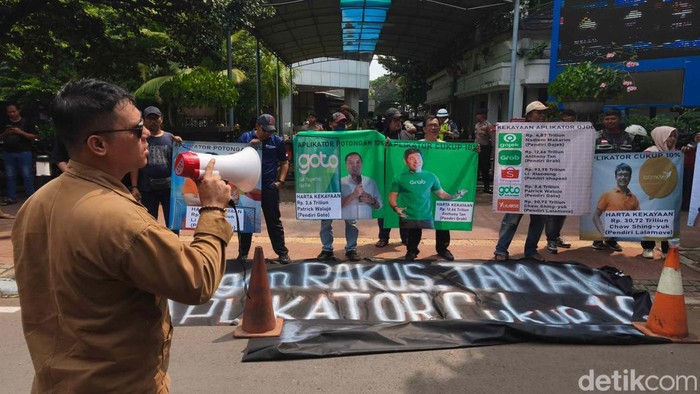 Komunitas Driver Ojol Tuntut Batas Komisi Aplikator 10 Persen Sejumlah pengemudi dari berbagai komunitas transportasi daring menggelar unjuk rasa di depan Kantor Kementerian Perhubungan, Jakarta, Rabu (7/5/2025). Aksi ini digelar sebagai bentuk perlawanan terhadap sistem aplikator transportasi online yang dinilai tidak adil dan merugikan pengemudi.