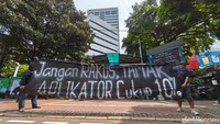 Para pengemudi menyuarakan keresahan mereka terhadap komisi yang dipotong aplikator secara sepihak dan dianggap terlalu besar. Hal ini menyebabkan penghasilan mereka semakin tertekan, sementara biaya operasional kendaraan terus meningkat.  