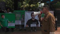 Selain itu, massa aksi juga menyoroti berbagai kasus tragis yang terjadi akibat tekanan dan eksploitasi oleh aplikator. Beberapa kejadian bahkan berujung pada hilangnya nyawa pengemudi karena beban kerja yang tinggi dan tidak adanya perlindungan hukum yang memadai.  