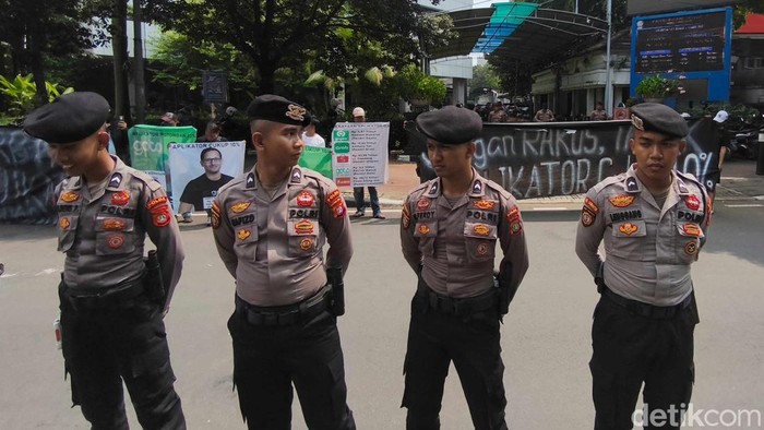 Sejumlah pengemudi dari berbagai komunitas transportasi daring menggelar unjuk rasa di depan Kantor Kementerian Perhubungan, Jakarta, Rabu (7/5/2025). Aksi ini digelar sebagai bentuk perlawanan terhadap sistem aplikator transportasi online yang dinilai tidak adil dan merugikan pengemudi.
