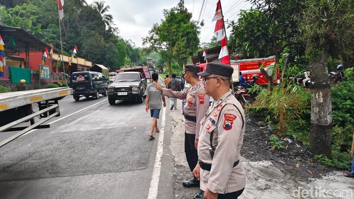 Kondisi lalu lintas di lokasi kecelakaan truk tabrak angkot menewaskan 11 orang di Jl Purworejo-Magelang, Desa Kalijambe, Kecamatan Bener, Kabupaten Purworejo, Rabu (7/5/2025) siang.