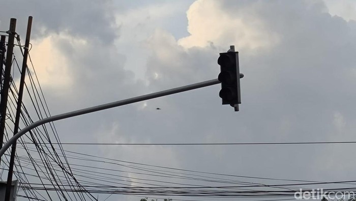Kondisi lampu lalu lintas di Jalan Kalitanjung yang rusak dan mati