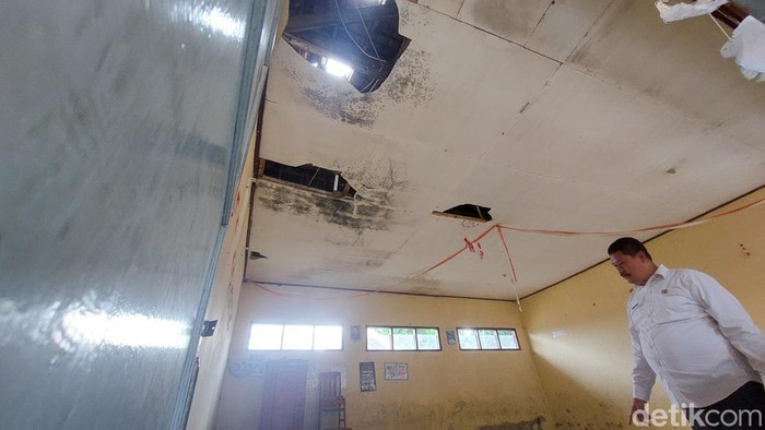 Kondisi Plafon Ruang Kelas di KBB yang Rusak Gegara Hujan Deras