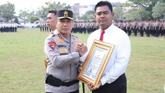 KSat Reskrim Polresta Pekanbaru, Kompol Bery Juana menerima penghargaan Kapolda Riau (Dok Humas Polda Riau)