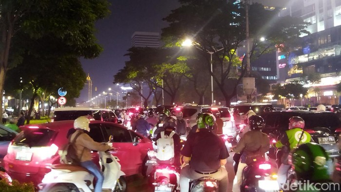 Lalu lintas Jalan Jenderal Sudirman, Jakarta, macet malam ini. Lalu lintas Jalan Jenderal Sudirman, Jakarta, macet malam ini.
