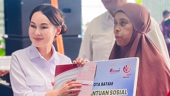 Li Claudia menyerahkan bantuan insentif kepada ribuan lansia di Batam (dok istimewa)