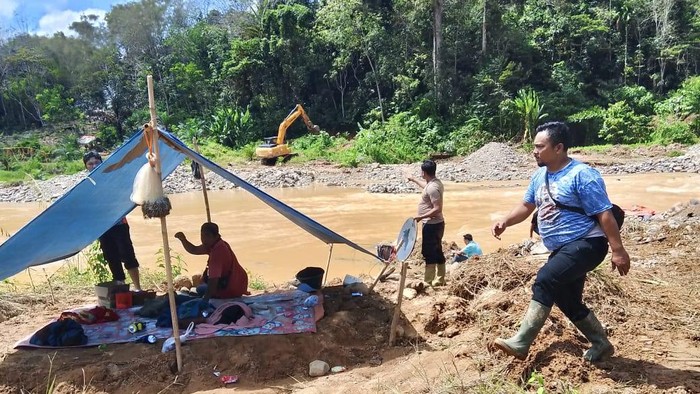 Lokasi tambang emas ilegal di Desa Batu Kerbau, Bungo, Jambi, yang digerebek polisi